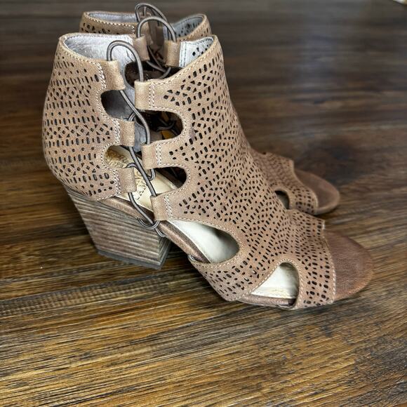 Vince Comuto Corbina sz 7 boho leather laser cut smoke taupe block heel booties - Picture 3 of 11